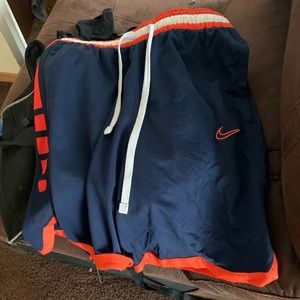 I’m selling nike shorts in great condition, great shorts to workout in, run in.
